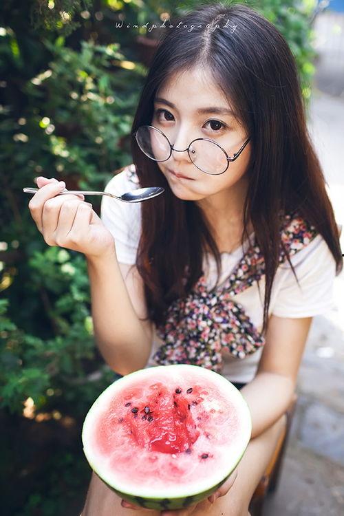 精神小妹网红吃瓜图片,搞笑瞬间引网友热议