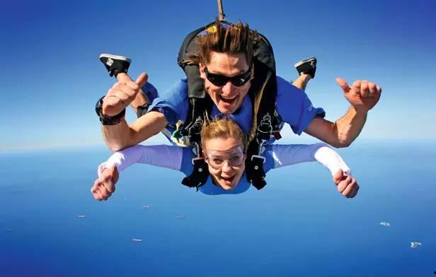 娱乐吃瓜酱跳伞视频,空中视角诠释极限运动魅力