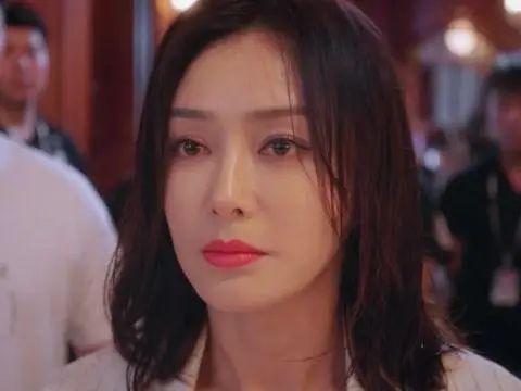 娱乐吃瓜的女人